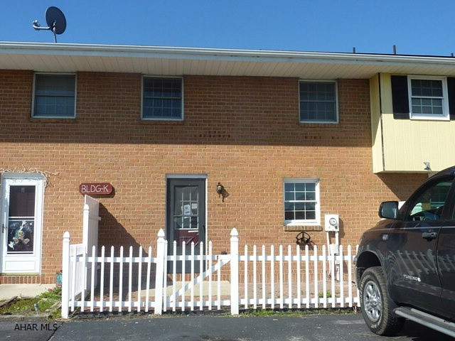 Great home for first timer with a little handyman skills!  Spacious rooms!  Very nice fenced patio.
