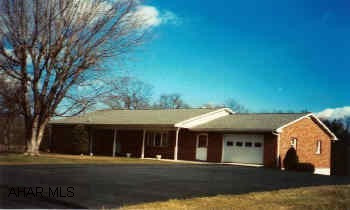 1 level ranch w/3 bedrooms, kitchen dining combo, 1.5 bath, full basement. Electric and oil heat.