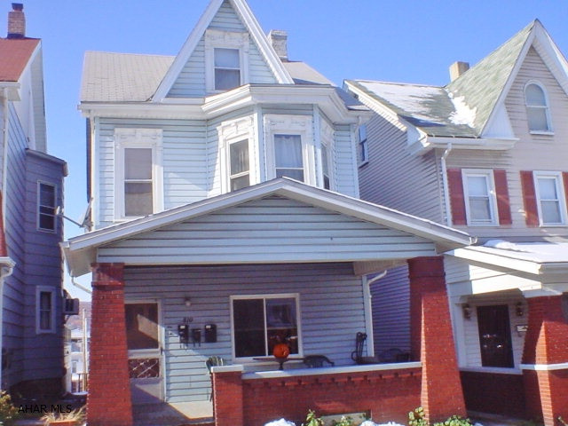 2 story vinyl duplex plus 1 story cottage w/ingegral garage. 1st floor unit has 2 bedrooms & 2nd floor unit has 2 bedrooms & a large kitchen. Separate 1 bedroom cottage. Tenants pay heat & electric.