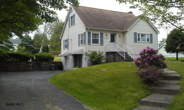 LOVELY CAPE COD HOME IN MYLO PARK AREA, HARDWOOD FLOORS , VERY WELL MAINTAINED