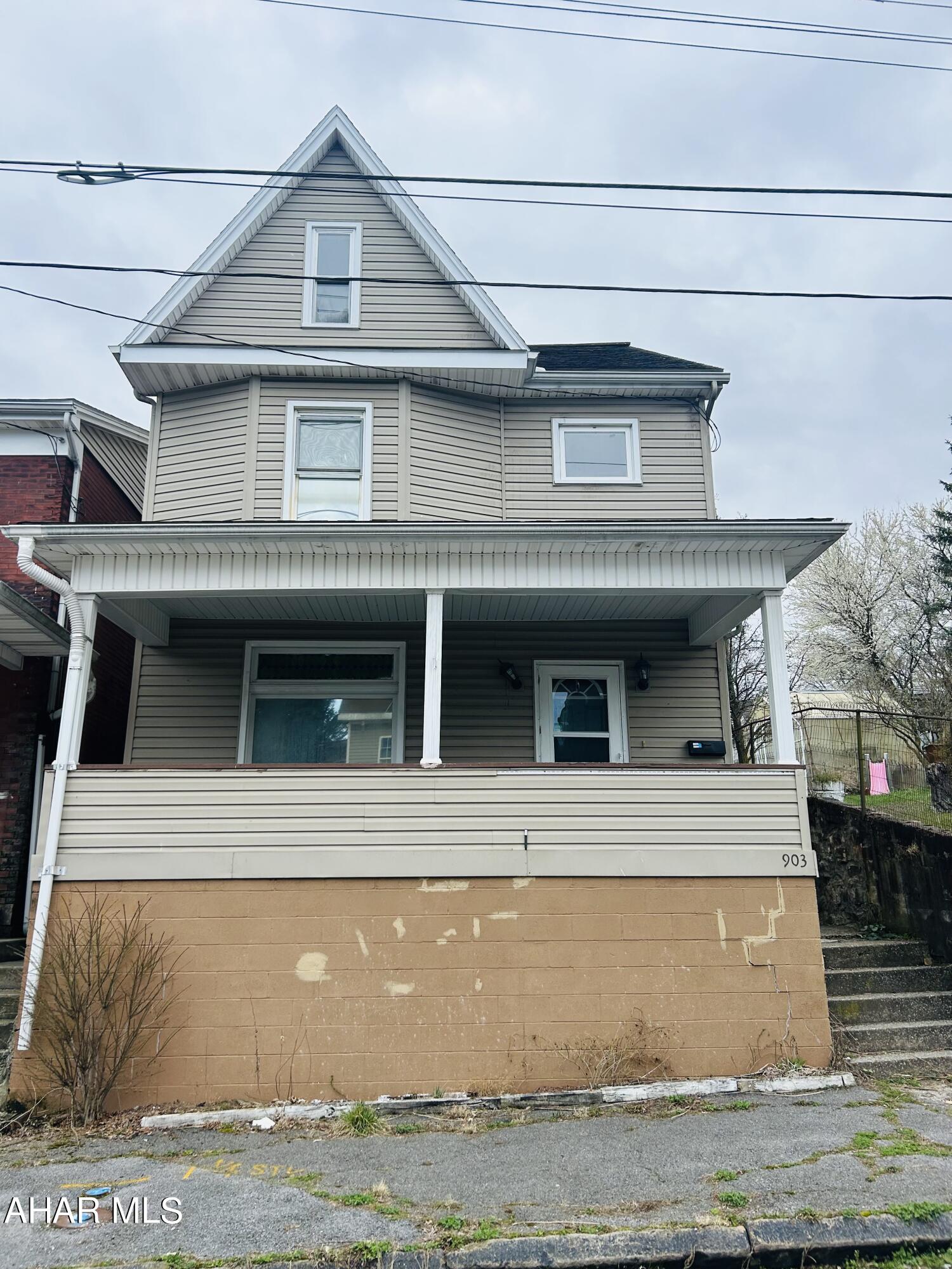 Great opportunity for investment or to make your own for a first-time home!
Bank Owned. Use Caution noticeable mold.