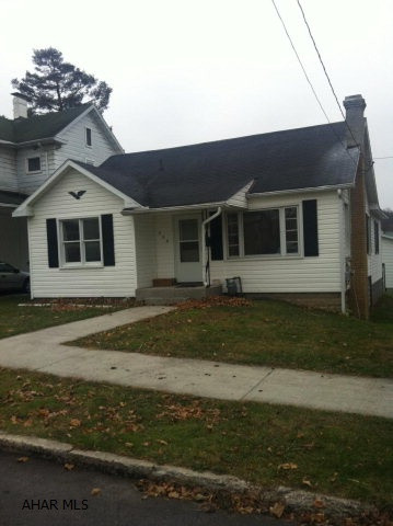 Larger than it looks 1 1/2 story, 3 bedrooms, 1.5 bath. Eat-in kitchen, sunken family room, updated bathroom, large finished 2nd floor as 3rd bedroom, full finished basement w/laundry and 1/2 bath. Large over sized 3 car detached garage. Hardwood floors.
