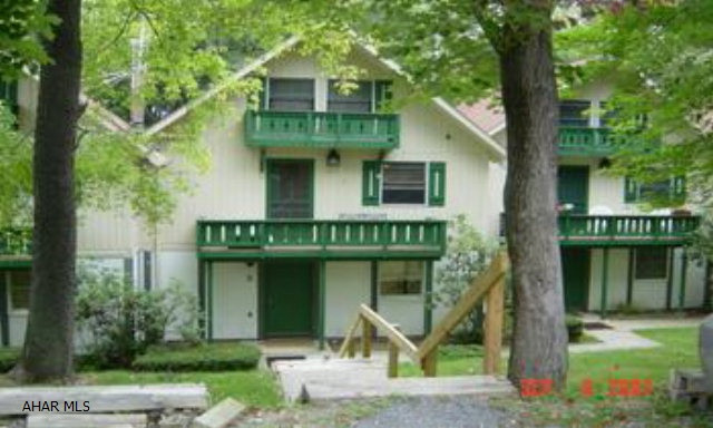 Upper condo unit @ Blue Knob Resort 2 Bdr loft unit- Totally redone. Gas Fireplace. Washer/Dryer Quilt in MBR, personal items are not included
