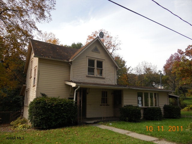 Some tlc makes this a great home! Great starter or investment property. Last house on a dead-end street. For special financing and incentives, Seller requests potential buyers contact your Chase loan officer.