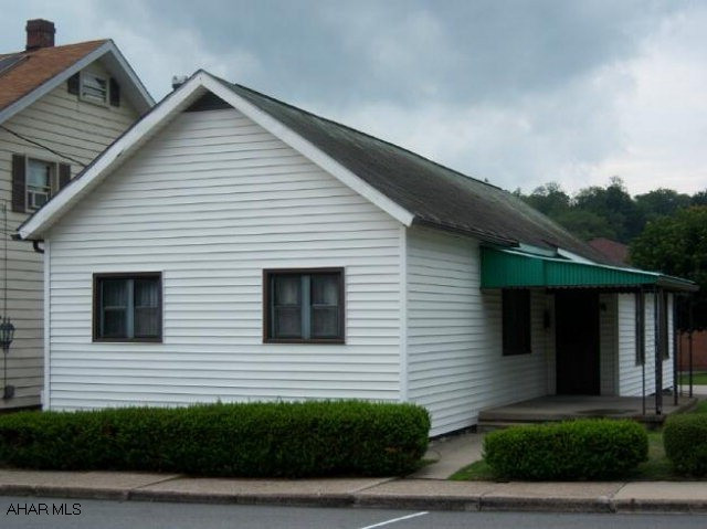 Cozy cape cod. Very spacious rooms, nice big country kitchen, great living room, lots of closet space throughout, laundry/ mud room, attached garage. With in walking distance of businesses and school district. Supplemental coal heat!