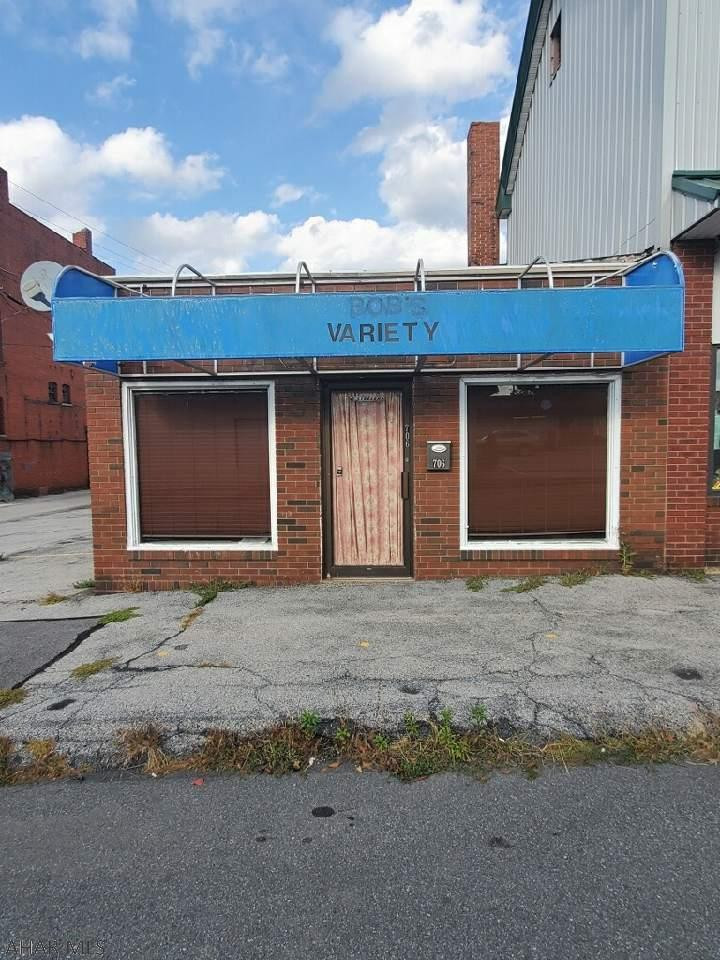 Blank Canvas !!  This would be a great space/location for office retail or food service. Schedule your tour