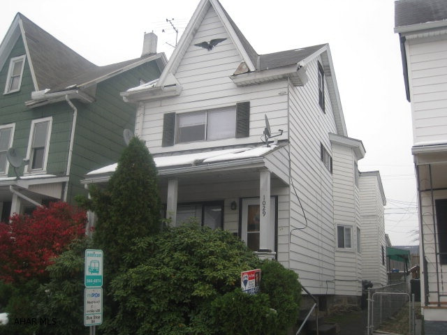 2 unit apartment property priced to sell, 2 bedroom apart. gets 540/mo, and 1 bedroom gets 325/mo. Owner pays all expenses comes with 2 stoves & 2 refrig., operating expenses are averaged per month but does not include insurance. Call today!