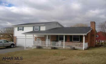 BI-LEVEL,3BEDROOM,1.5 BATH.2 CAR GARAGE,LIVINGROOM W/ FIREPLACE,NATURAL STAINED WOOD WORK,CENTRAL AIR,FENCED PLAY YARD,SHED SELLER MUST FIND SUITABLE HOUSING