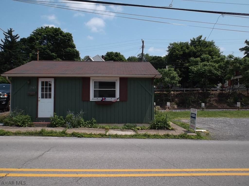 Great former dog grooming establishment that is waiting for the next entrepreneur to take possession!  Entrance area 11x16, Main room 19x18, kitchen area 5x8, with a 3/4 bath and 2 different entrances. Up to 9 parking spaces.  Could be a great small retail space, office space  or open another dog grooming business.