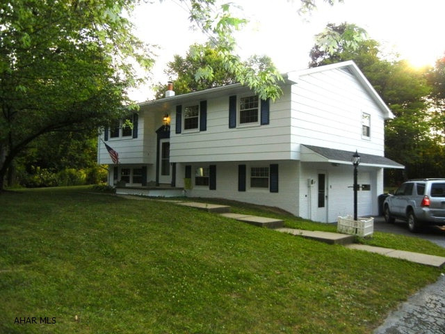 An absolutely inviting and attractive, 3 bedroom, 1 1/2 bath bi-level on a large 123X110 irregular lot.  1 car garage, great decor.  A must see!