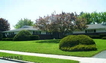 NICE 3 BED ROOM RANCHER IN THE COVE,2 BATH,LIVING ROOM ,DINING ROOM,EAT IN KITCKEN, FAMILY ROOM IN  BASEMENT,2 CAR GARAGE,FORIDA ROOM SELLER WOULD LIKE SETTLEMENT TO BE AUGUST 1,2004