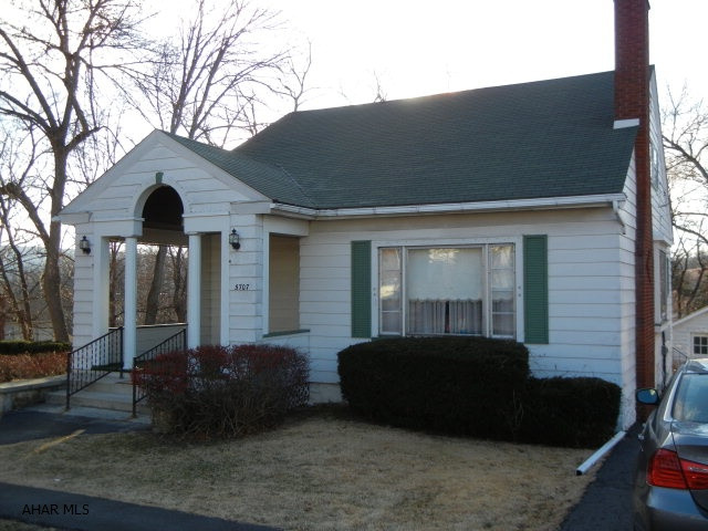 Small home on nice sized lot. Close to mall and other amenities.