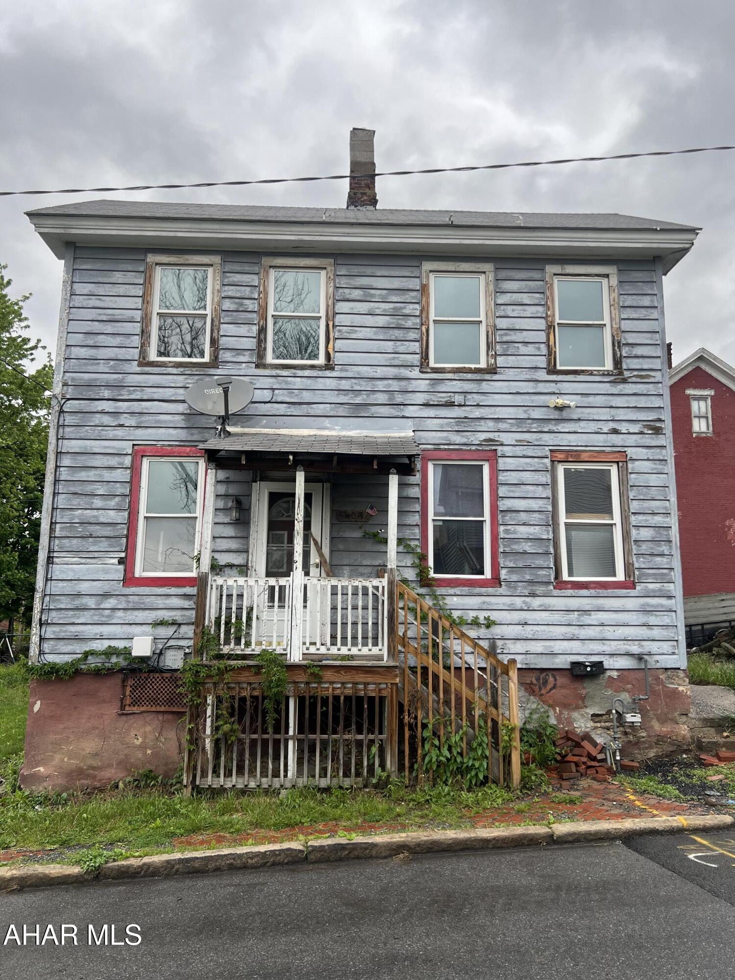 Calling all investors! This home features 3 city lots!  Offering strong potential for investors or flippers. Home will require renovations and updates throughout and is being sold in its current condition.  Call to schedule your private showing.