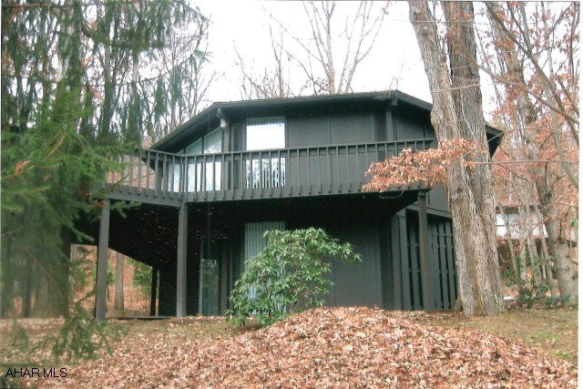 This Topsider has a great view of the Omni Bedford Springs golf course. Has been remodeled, newer roof, carpet etc. Large wraparound deck and lovely landscaping. Great price.