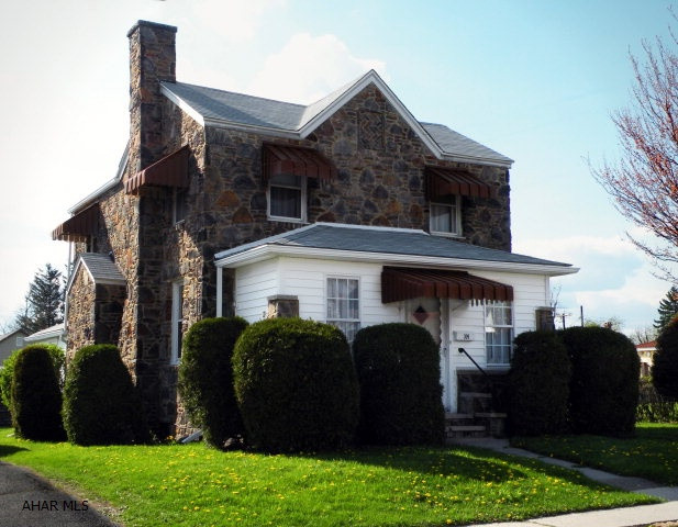 Call today to preview this stone beauty, very well maintained, garage with storage area, Great floor plan, game room, nice kitchen with corner cabinet, Formal dining room, enclosed front porch, full basement, This home will not last! Must see!