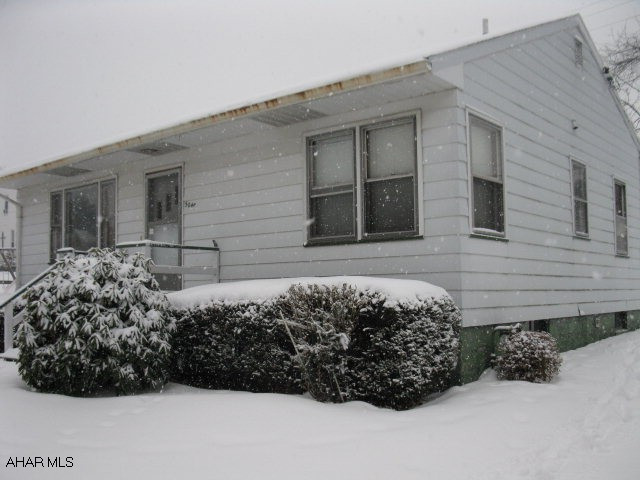 EAST END RANCH - 3 BED 1 BATH RANCHER WITH MUCH POTENTIAL.  HARDWOOD FLOORS, FULL BASEMENT COULD BE FINISHED, OFF STREET PARKING.  SOME TLC NEEDED.  BEING SOLD AS IS.