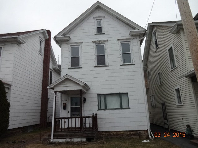 Tyrone Area- spacious 2-story, large bedrooms, walk-in closet, large kitchen area perfect for your dream kitchen