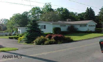 One Story Frame- 125' X 139' Family Room, Hot Tub Room, Inground Pool, Pool House, Fireplace in LR,