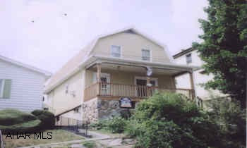 CUTE BARN-SHAPED ROOF ON THIS CUTE 2 STORY IN QUIET NEIGHBORHOOD. CUTE BARN-SHAPED ROOF ON THIS CUTE 2 STORY IN QUIET NEIGHBORHOOD.