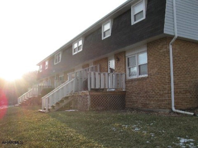 UPDATED! NEW KITCHEN WITH ALL APPLIANCES, FINISHED FAMILY ROOM. COMBINATION HEATING INCLUDES GAS FURNACE AND RADIANT HEAT.  $140 PER MO ASSOCIATION FEE INCLUDES LAWN CARE, SNOW REMOVAL, TRASH, EXTERIOR MAINTENANCE AND EXTERIOR INSURANCE, COMMUNITY POOL AND RECREATION FACILITIES.
