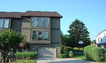 NO SHOWINGS UNTIL 8-13-2006!  Lovely End Unit!  Ready to Move In!  All appliances included!  Immaculately decorated! NO SHOWINGS UNTIL 8-13-2006!  Lovely End Unit!  Ready to Move In!  All appliances included!  Immaculately decorated!