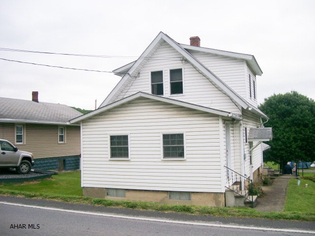 Garage is across Arch Street.  Sold As Is.  Enclosed front porch, covered patio. 04-02 B-17 Tax #4-2B-6-1