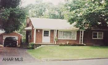 Conveniently located close to town & shopping. Conveniently located close to town & shopping.