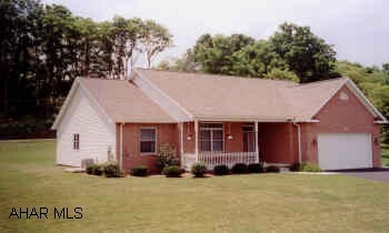 GORGEOUS 3 BEDROOM RANCHER. GREAT ROOM WITH 11 FT. CEILING AND GAS FIREPLACE. LOVELY TILE. NICE LEVEL LOT. BEAUTIFULLY DECORATED.