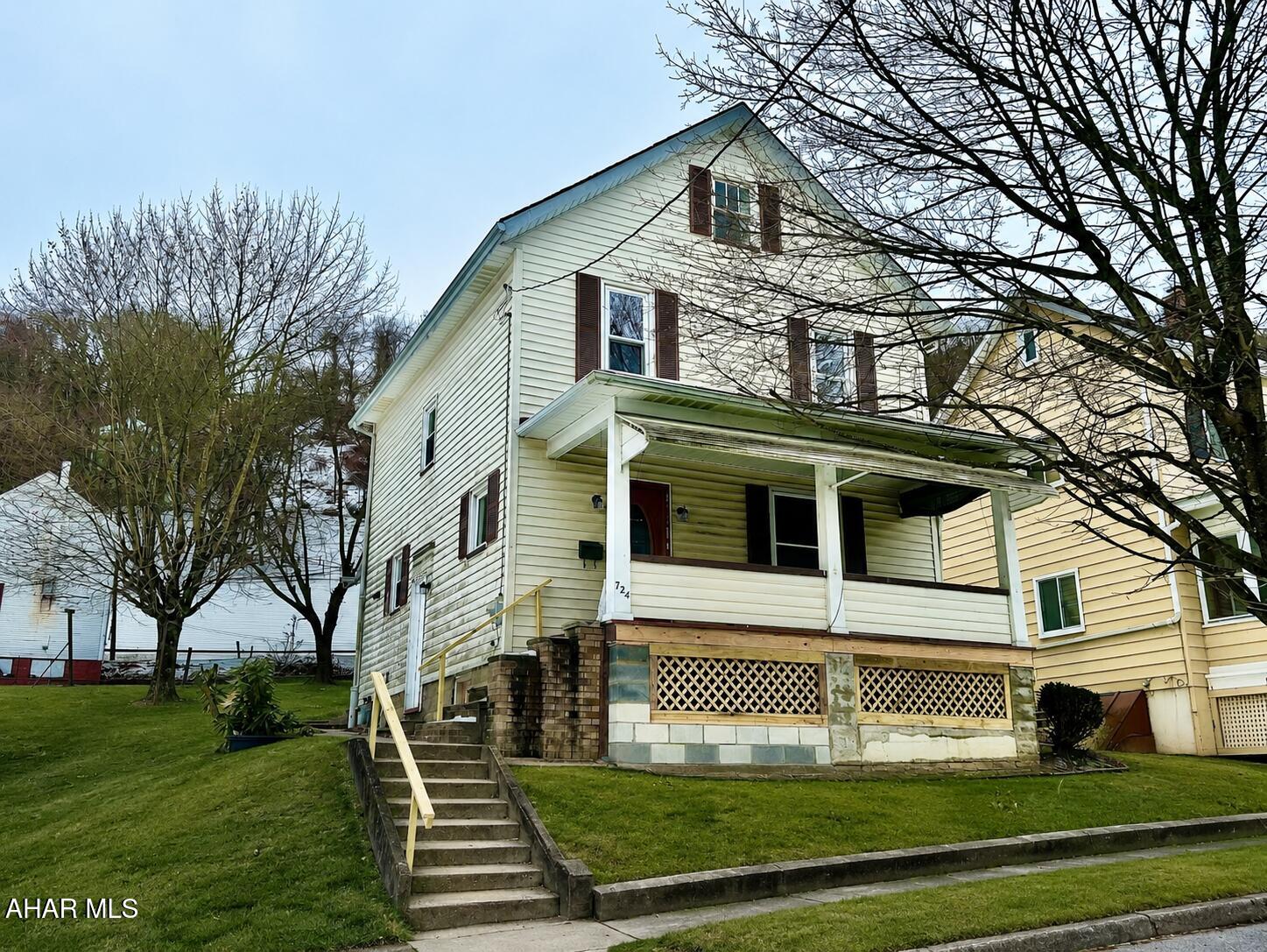Great opportunity for a first time home buyer or someone looking to dive into the world of investment properties. Start cash flowing today!