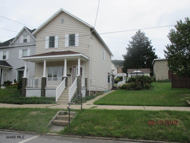 Meticulously maintained 3 bedroom 2 bath home with a must see family/sunroom with a gas fireplace and gas cooktop for entertaining.  Includes parking out back and a 1.5 gar garage.
