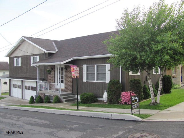 Ebensburg - 3BR brick & vinyl sided split level on a corner lot. Gas HW BB heat. 2 car Integral garage Central air, large family room. Move-in condition!