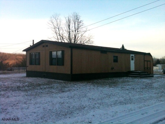 This home features an open floor plan as well as a master bedroom/bath with walk in closet.  All furnishings, appliances, and other items excluding those located in storage shed are included. May stay on rented lot pending approval by park manager.  Available immediately.