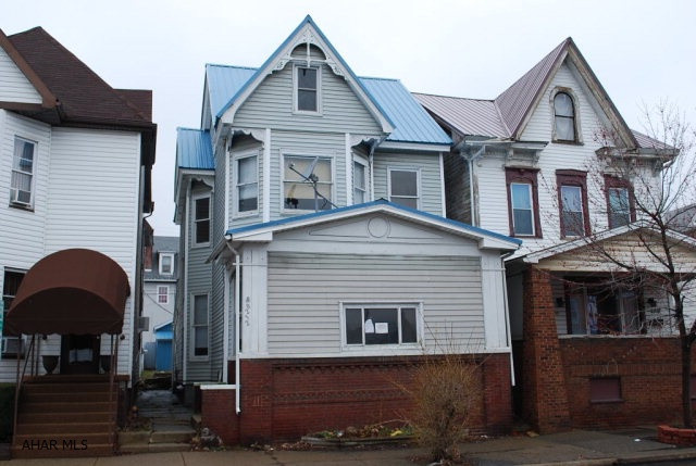 This property is now under auction terms. All offers to include pre-auction offers must be submitted via the web site at www.hudsonandmarshall.com. This property is subject to a 5% buyer's premium pursuant to the Auction Terms & Conditions.  Cooperating Broker commission paid at escrow on auction properties is 1%.  There is not a set minimum starting bid.  Properties designated as Absolute will be sold on regardless of the bid price; all others not designated Absolute will be sold with a Reserve. Please contact the listing agent for commission and details.