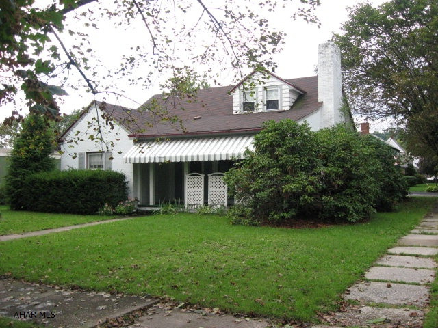 This charming 1 1/2 story on a corner lot in Mansion Park.  lst floor bedroom. Living rm with wood burning fireplace and hardwood floors. Lots of built-in storage and bookcases.