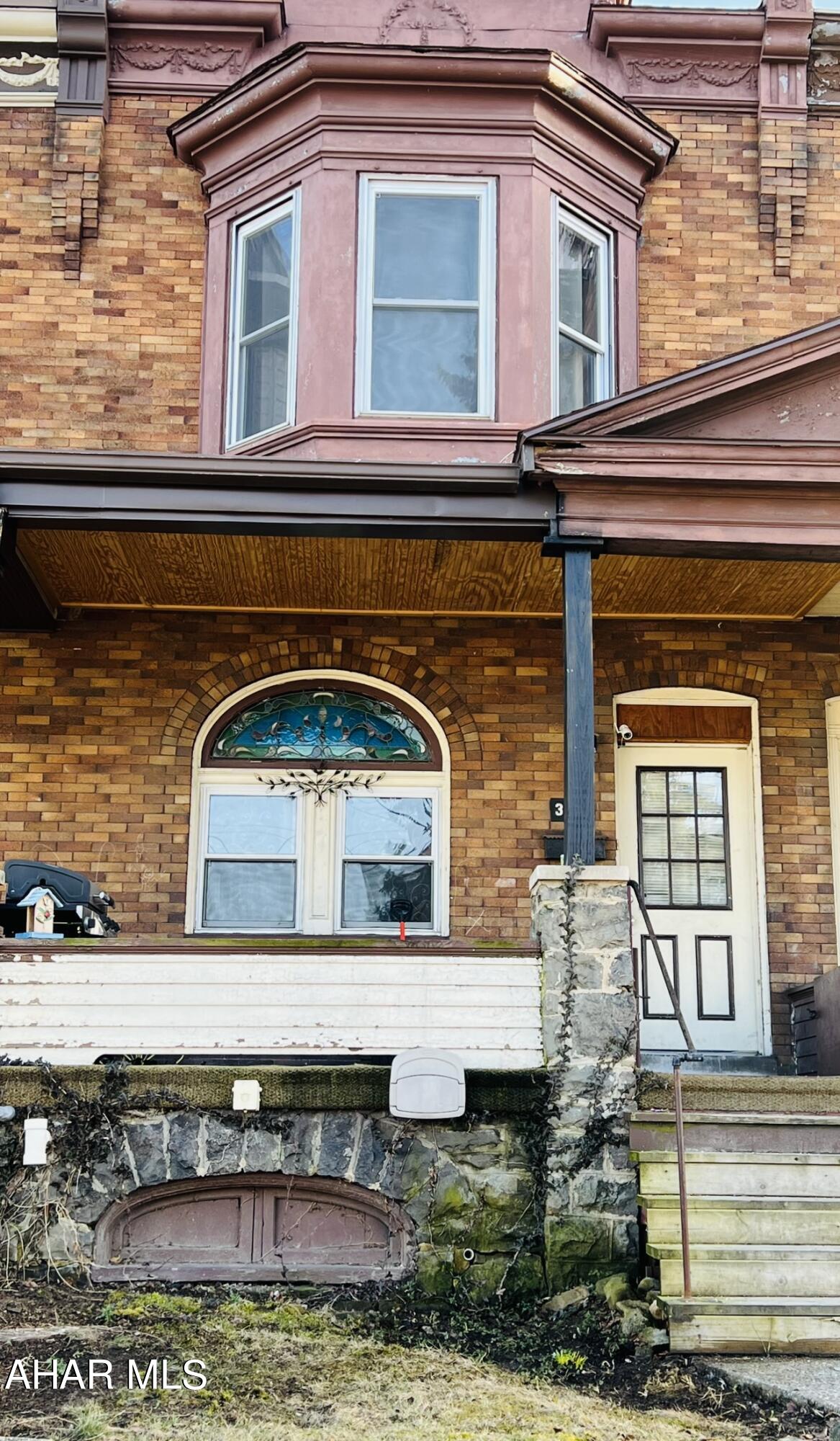 Get a chance to own a piece of history with this spacious 3BR, 1 BA single family investment opportunity at ''The Knickerbocker''.  This property boasts an open floor plan with a large family/living room, eat-in kitchen, and covered back porch leading out to the fenced in yard.  A detached garage, laundry hookups, and entrance to the basement from the exterior, newly remodeled bathroom, and high ceilings are all bonuses to this perfect rental.