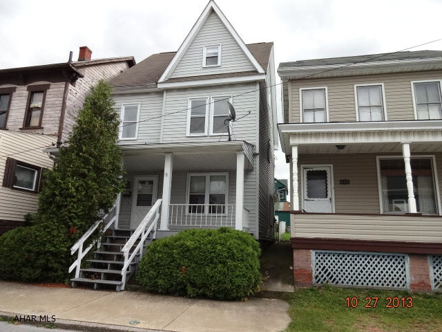 Don't miss out on this super deal! Move right in! convenient first floor laundry, fenced in yard