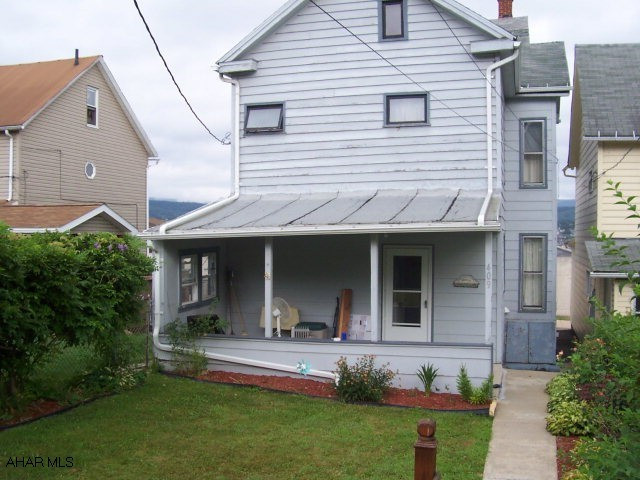 A must see interior. 3 bedrooms, 2 full updated baths, spacious kitchen, covered back patio, 3 car off-street parking, bedroom on 1st floor. Priced to sell.