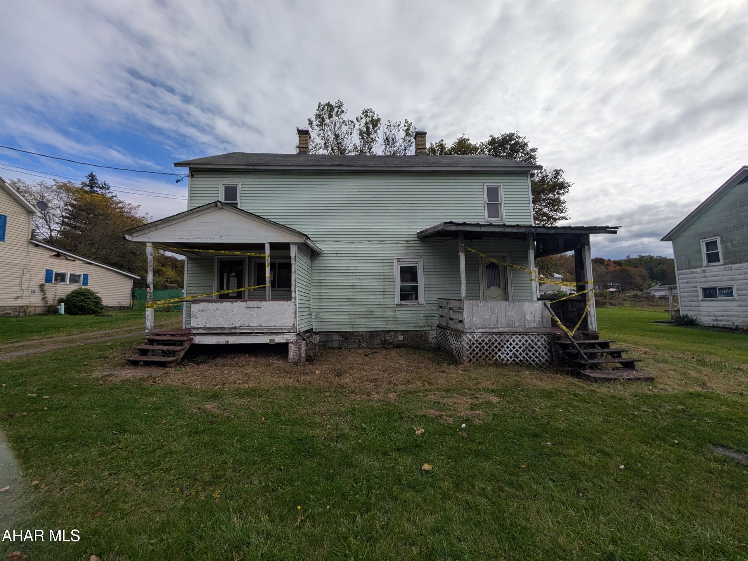 Blandburg vinyl 2 story is perfect for investors or handypersons. Large living room, formal dining room, full bath and 4 nicely sized bedrooms (1 is captive). Was at one time a double house, but set up currently as single family - could easily be converted back to double house.