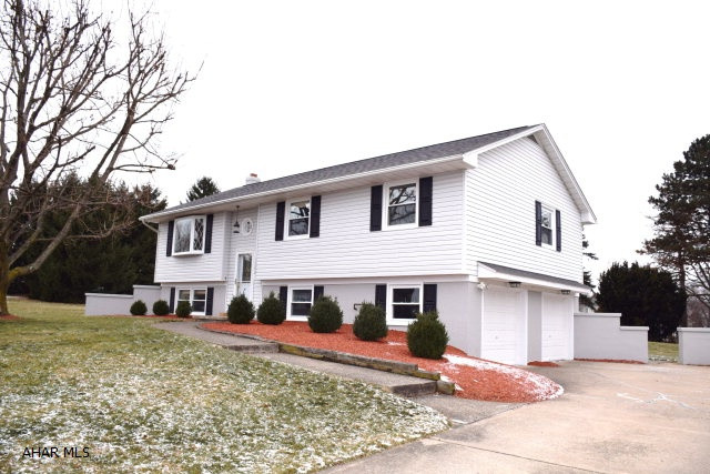 Situated on one of the original Penn Farms large, level lots, this lovely bi-level home features a new kitchen, modern baths, and very large living room and dining areas.  Nice covered deck.  4 zone heating system.  Extremely well maintained and ready for you!!