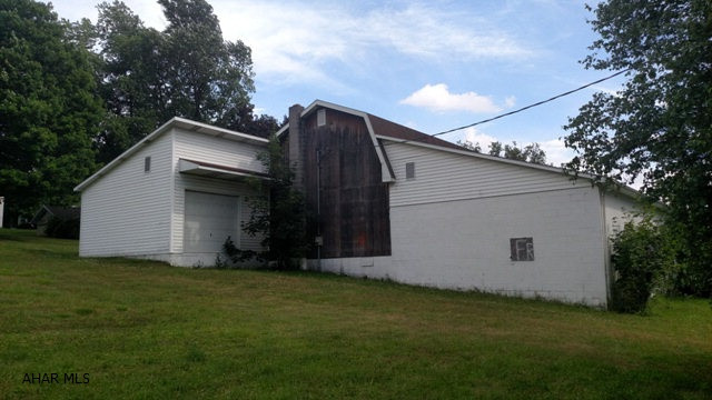 4500sq.ft. Commerical Building.  3 Phase power, 400 Amp electric service.  0.38 Acres. Former woodshop with loading docks.