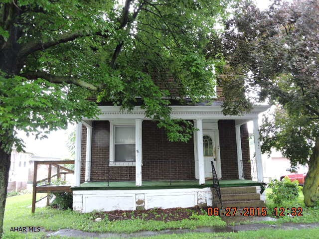 Handyman special.  Needs cosmetic updates & many repairs.  Roof leaks & is tarped.  AS IS WHERE IS SALE. Seller makes no representations or warranties whatsoever as to the condition of the property or the presence of defects therein, (latent or otherwise). Seller makes no warranties or any kind, (expressed or implied), as to condition of the property or the presence of any hazards or hazardous substances on the property. Buyer will pay  $299 Technology Fee to Hubzu.com at closing. Seller will not pay transfer taxes. Cash offers only. Seller will not activate service to the property nor will they allow Buyer to. Buyer can do pressure test.