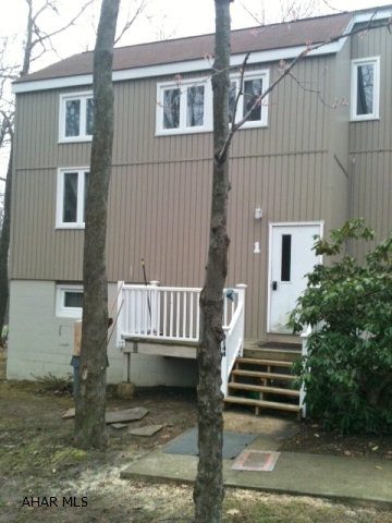 Golf and cross country ski right out your door. Fantastic, furnished Acorn condo. Best location and association dues at Blue Knob. Stay active and have fun this winter.