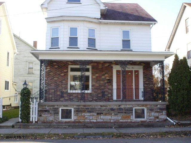 SELLER WILLING TO HELP WITH CLOSING COSTS! HOME WARRANTY INCLUDED!! NICE CONDITION! LARGE HOME!! Small side yard makes for easy maintenance, LARGE covered front and back porches! ALL APPLIANCES INCLUDED! Nice family home for the money! Realtor Owned.