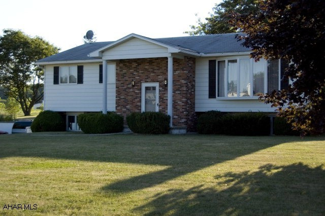 Nice 3BR bi-level in gorgeous neighborhood in Martinsburg. Lovely in ground pool. Large FR. Nearly 1 acre of ground.