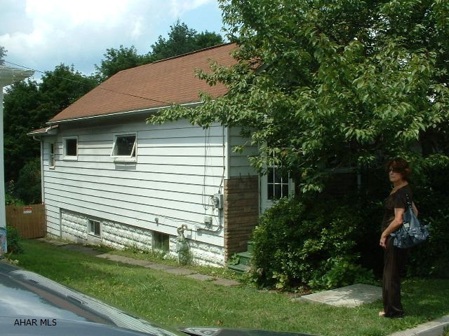 1 Block from schools convenient intown location. Nice fenced lot. NEEDS MUCH WORK cash buyers only!!! Proof of funds required for all showings.  Owner will look at all offers!!