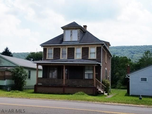2 1/2 story, 3 bedroom home with 1 1/2 baths. 2 large bedrooms. Hardwood floors. Off street parking in rear.