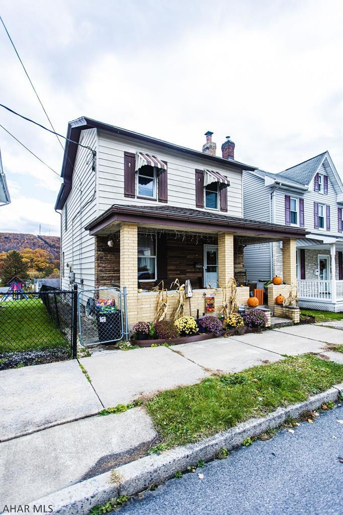 4 bedroom, 1.5 bath house. Hardwood floors. Nice fenced in backyard.