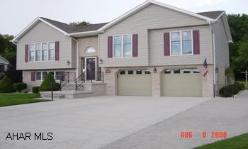 Olde Towne Village development.  Lovely well maintained, nicely landscaped.  Vaulted ceilings, Family room w/gas F.P.  Includes all appliances. Olde Towne Village development.  Lovely well maintained, nicely landscaped.  Vaulted ceilings, Family room w/gas F.P.  Includes all appliances.