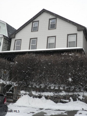 INVESTMENT PROPERTY WITH TWO UNITS EACH HAVING TWO BEDROOMS AND BATH.NEW ROOF, SIDING,SOFIT & FACIA, CITY REHAB.