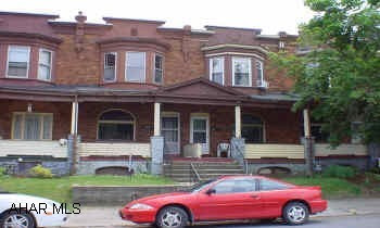 Well cared for Knickerbocker Townhouse.  Priced to Sell.  The interior will sell this home. Well cared for Knickerbocker Townhouse. Priced to Sell.  The interior will sell this home.